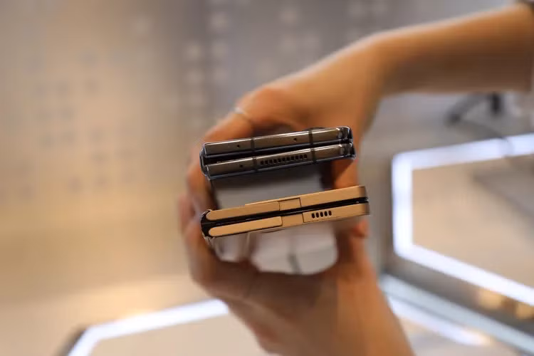 Bản lề mới ở phía dưới và điện thoại Samsung Galaxy Z Fold phía trên. Ảnh: Samsung Display Bản lề mới ở phía dưới và điện thoại Samsung Galaxy Z Fold phía trên. Ảnh: Samsung Display