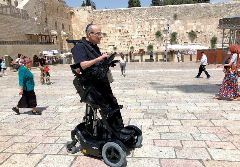 Nhà phát minh TS Amit Goffer bên thiết bị di động do ông sáng chế tại Kotel (Bức tường phía Tây) ở Jerusalem. Ảnh NoCamels