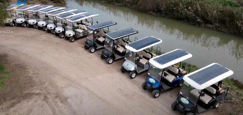 Các tấm pin này có thể được lắp ở bất cứ mặt phẳng nào, bao gồm cả nóc xe golf. Ảnh NoCamels Các tấm pin này có thể được lắp ở bất cứ mặt phẳng nào, bao gồm cả nóc xe golf. Ảnh NoCamels