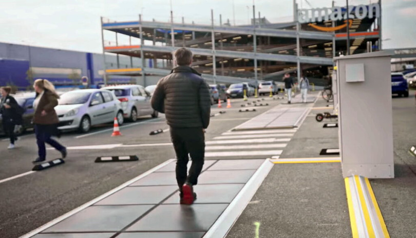 Một vỉa hè năng lượng mặt trời tại một kho hàng của Amazon ở Pháp sạc, xe đạp điện cho công nhân. Ảnh NoCamels Một vỉa hè năng lượng mặt trời tại một kho hàng của Amazon ở Pháp sạc, xe đạp điện cho công nhân. Ảnh NoCamels