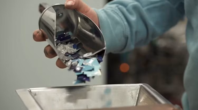 Công ty ROSI đã phát triển một phương pháp trích xuất những thành phần có giá trị nhất từ tấm pin mặt trời. Ảnh Euronews