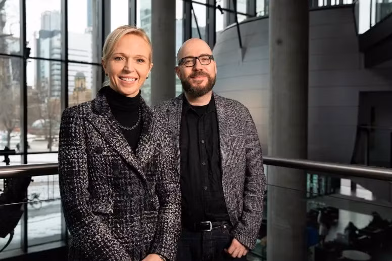 Christine Allen và Alán Aspuru-Guzik thuộc Đại học Toronto, kết hợp kiến thức chuyên môn về khoa học dược phẩm, AI và Máy học, phát triển các công thức thuốc mới nhanh hơn. Ảnh: Steve Southon