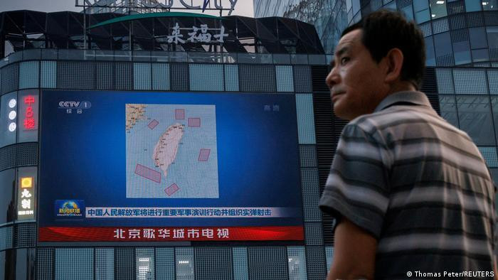 Dân chúng Trung Quốc theo dõi cuộc tập trận phong tỏa Đài Loan của PLA qua truyền hình (Ảnh: Reuters).