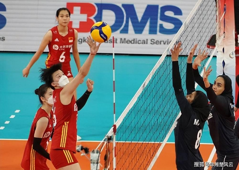 Do mang khẩu trang chơi bóng, đội nữ Trung Quốc đã bị thua Iran trong ván đấu đầu tiên (Ảnh: Sohu).