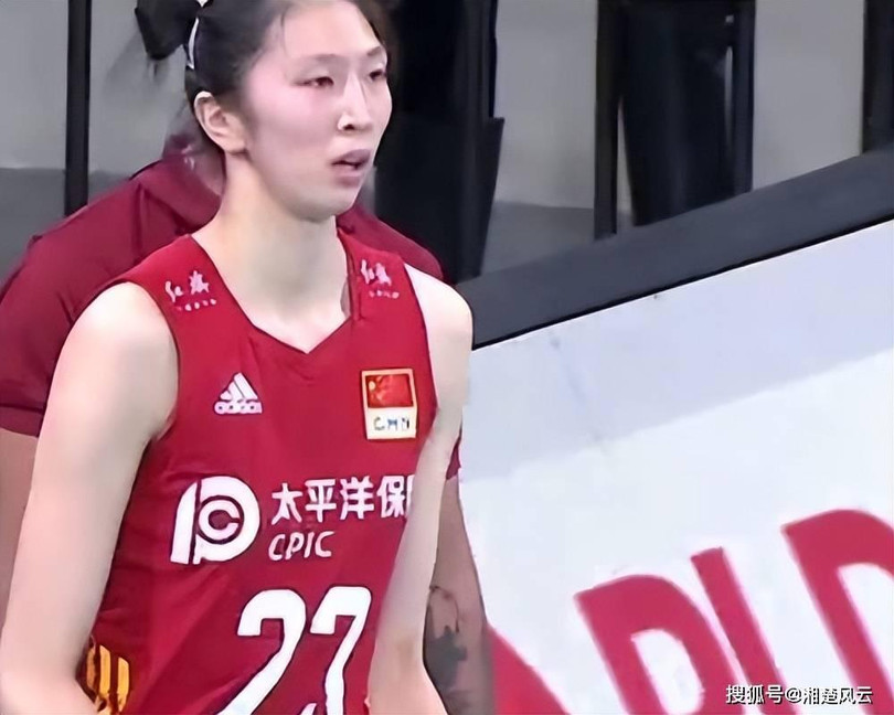 Các cầu thủ lần lượt tự tháo bỏ khẩu trang (Ảnh: Sohu).