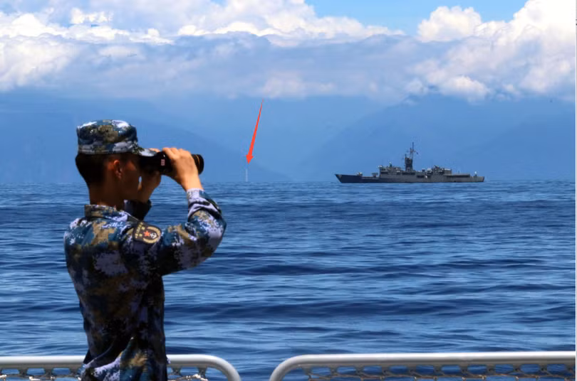 Ảnh do Tân Hoa xã công bố cho thấy lính Trung Quốc đang quan sát tàu Đài Loan, phía xa là kiến trúc được cho là ống khói Nhà máy điện Hòa Bình, Hoa Liên (Ảnh: Xinhua).