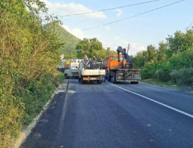 Người Serb ở Kosovo mang xe tải chặn đường quốc lộ để chống chính quyền (Ảnh: Dongfang). Người Serb ở Kosovo mang xe tải chặn đường quốc lộ để chống chính quyền (Ảnh: Dongfang).