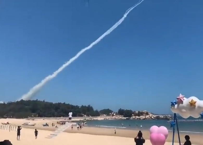 Vệt khói được cho là tên lửa đạn đạo phóng ở Phúc Kiến (Ảnh: Đông Phương). Vệt khói được cho là tên lửa đạn đạo phóng ở Phúc Kiến (Ảnh: Đông Phương).