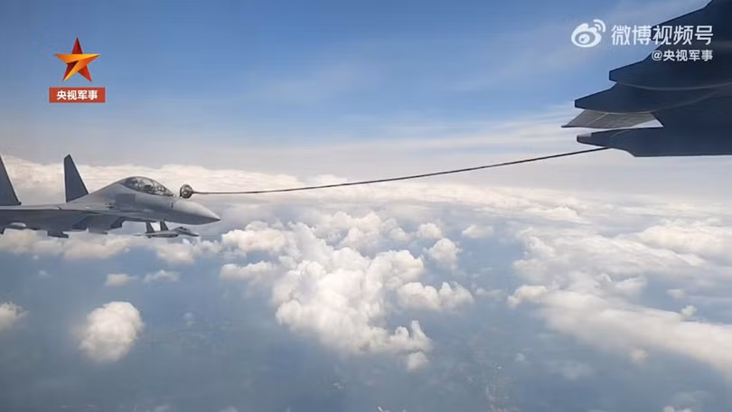 CCTV cũng đưa hình ảnh máy bay Yunyou-20 tiếp dầu trên không cho J-16 (Ảnh: CCTV Military). CCTV cũng đưa hình ảnh máy bay Yunyou-20 tiếp dầu trên không cho J-16 (Ảnh: CCTV Military).