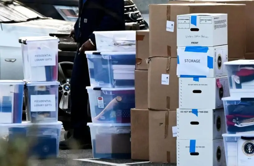 FBI lấy đi 11 bộ tài liệu được đóng dấu "Tuyệt mật" từ nhà riêng ông Trump (Ảnh: QQ).