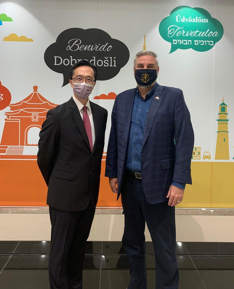 Ông Holcomb chụp ảnh chung với Vụ trưởng Vụ Bắc Mỹ cơ quan ngoại giao Đài Loan Douglas Hsu (Ảnh: Twitter Holcomb).