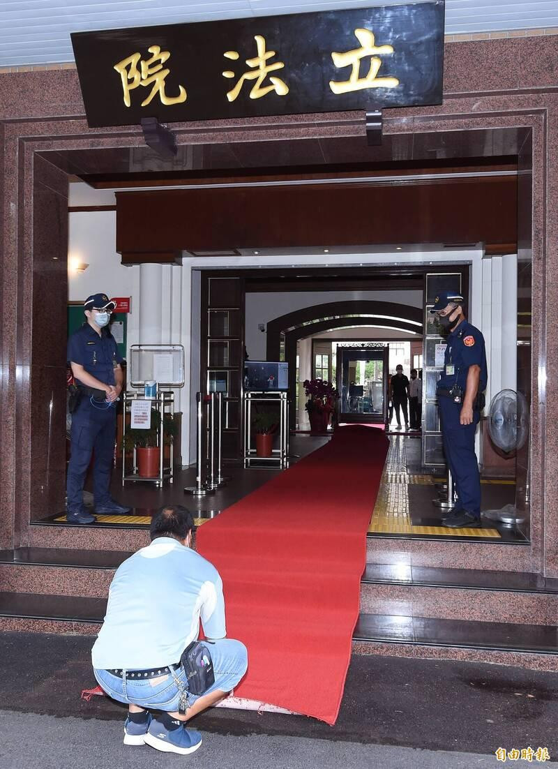 Thảm đỏ đã được trải trước cửa chính Viện lập pháp Đài Loan (Ảnh: LTN). Thảm đỏ đã được trải trước cửa chính Viện lập pháp Đài Loan (Ảnh: LTN).