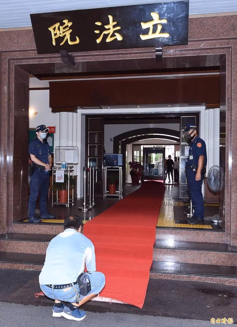 Thảm đỏ đã được trải trước cửa chính Viện lập pháp Đài Loan (Ảnh: LTN).