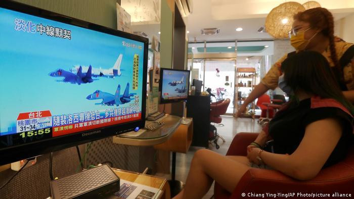 Dân chúng Đài Loan theo dõi cuộc tập trận của Quân đội Trung Quốc qua màn hình với tâm trạng bình thường (Ảnh: AP/Deutsche Welle). Dân chúng Đài Loan theo dõi cuộc tập trận của Quân đội Trung Quốc qua màn hình với tâm trạng bình thường (Ảnh: AP/Deutsche Welle).