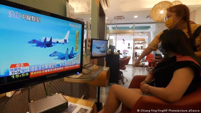 Dân chúng Đài Loan theo dõi cuộc tập trận của Quân đội Trung Quốc qua màn hình với tâm trạng bình thường (Ảnh: AP/Deutsche Welle). Dân chúng Đài Loan theo dõi cuộc tập trận của Quân đội Trung Quốc qua màn hình với tâm trạng bình thường (Ảnh: AP/Deutsche Welle).