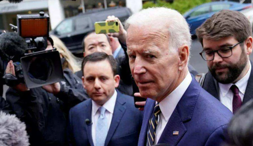 Ông Joe Biden gặp gỡ các nhà báo và nói về kế hoạch viện trợ cho Ukraine (Ảnh: Guancha).