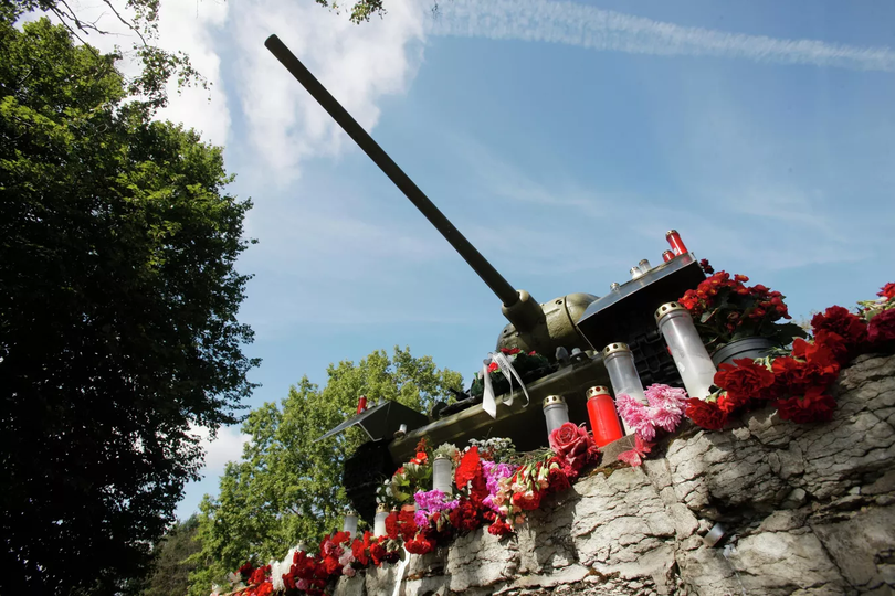 Thường ngày, nhiều người dân Narva đến đặt hoa tại tượng đài (Ảnh: Sputnik). Thường ngày, nhiều người dân Narva đến đặt hoa tại tượng đài (Ảnh: Sputnik).