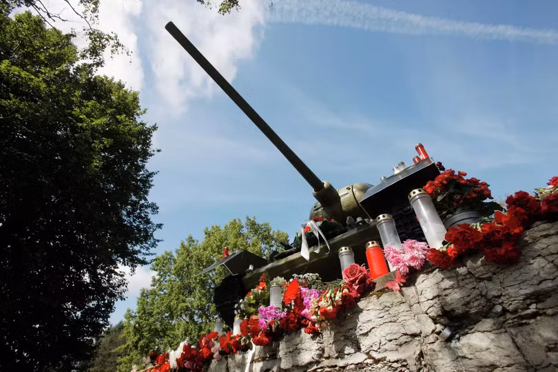 Thường ngày, nhiều người dân Narva đến đặt hoa tại tượng đài (Ảnh: Sputnik). Thường ngày, nhiều người dân Narva đến đặt hoa tại tượng đài (Ảnh: Sputnik).