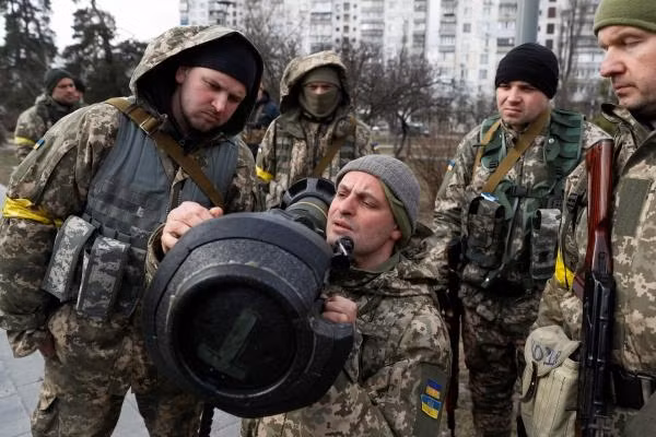 Hình ảnh về các cố vấn của SAS (Anh) huấn luyện cho binh sĩ lực lượng đặc biệt Ukraine (Ảnh: Sohu).