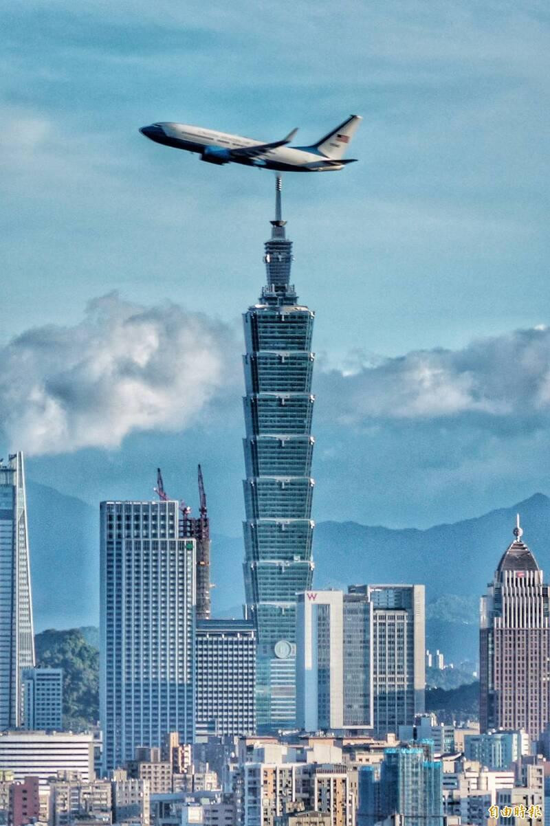 Chuyên cơ chở bà Pelosi bay qua Tháp 101 Đài Bắc sau khi cất cánh ở sân bay Tùng Sơn (Ảnh: LTN).