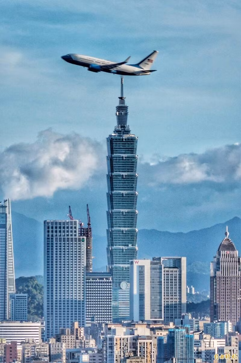 Chuyên cơ chở bà Pelosi bay qua Tháp 101 Đài Bắc sau khi cất cánh ở sân bay Tùng Sơn (Ảnh: LTN).