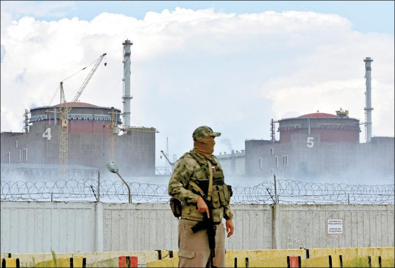 Lính Nga canh gác bên ngoài Nhà máy điện Zaporozhye hôm 4/8 (Ảnh: Reuters). Lính Nga canh gác bên ngoài Nhà máy điện Zaporozhye hôm 4/8 (Ảnh: Reuters).