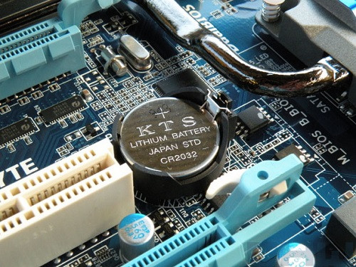 Bo mạch chủ là nơi kết nối và điều khiển mọi thành phần khác bên trong máy tính.