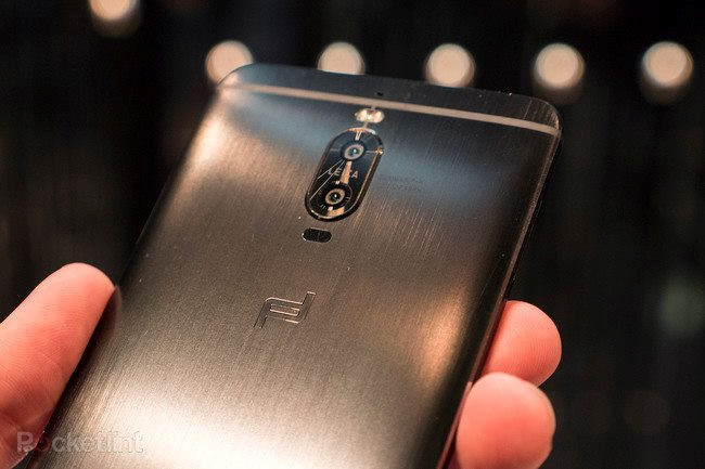 Cận cảnh hàng 'độc' của Huawei: Porsche Design Mate 9 ảnh 2
