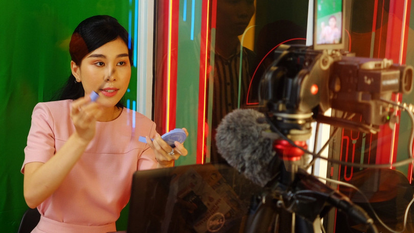 Một người livestream bán hàng trên nền tảng TikTok. Ảnh: Vietnamnet.