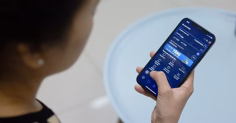 Nhiều người gặp khó khăn trong việc chuyển khoản ngay ngày đầu áp dụng quy định xác thực khuôn mặt. Ảnh: Vietnamnet. 