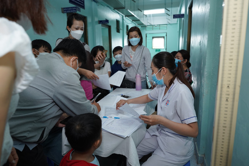 Rất đông các gia đình đưa con đến để khám tầm soát thấp còi 