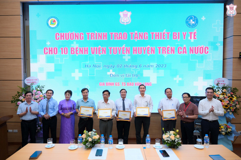 Trường Đại học Y Hà Nội: Trao 10 hệ thống siêu âm trị giá 1 triệu USD cho 10 cơ sở y tế khó khăn 