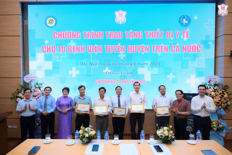 Trường Đại học Y Hà Nội: Trao 10 hệ thống siêu âm trị giá 1 triệu USD cho 10 cơ sở y tế khó khăn 