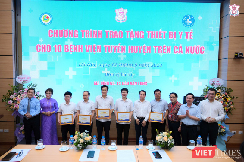 VT_tang quà 305d.jpg