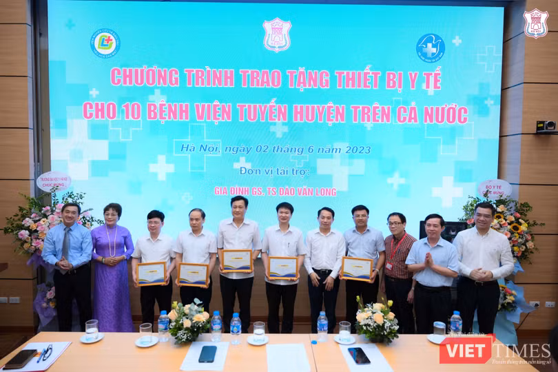 VT_tang quà 305d.jpg