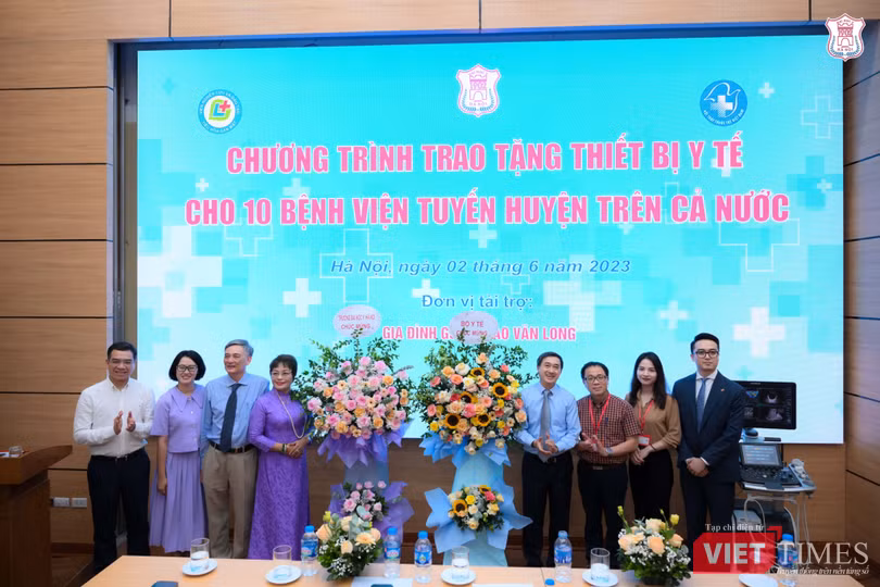 VT_tang hoa gia dinh GS Longfd.jpg