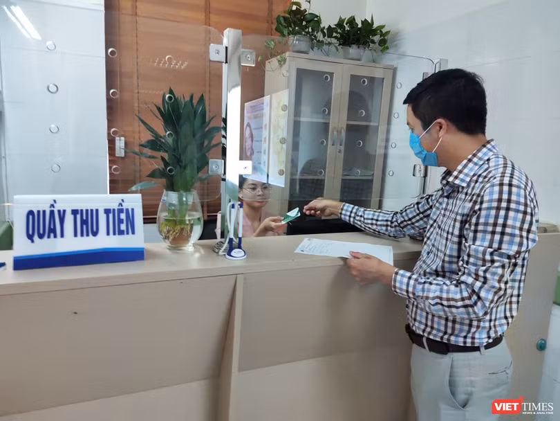 Người bệnh dễ dàng thanh toán viện phí qua thẻ tại Bệnh viện Da liễu Trung ương (Ảnh: Minh Thúy) 