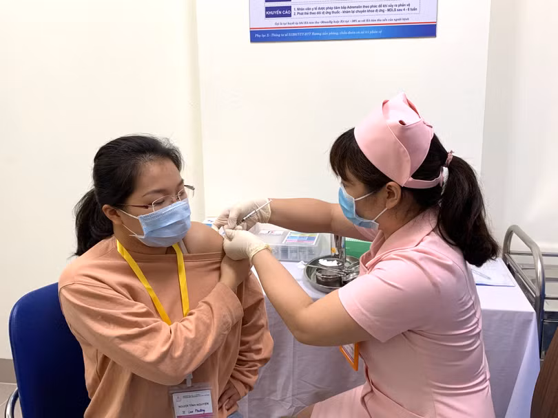 Tiêm thử nghiệm văc xin do Việt Nam sản xuất tại Trường Đại học Y Hà Nội