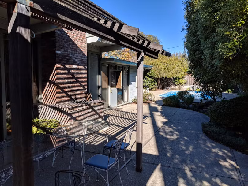 Thăm căn nhà "huyền thoại" nơi Zuckerberg đã sống và tạo lập mạng xã hội Facebook ảnh 15