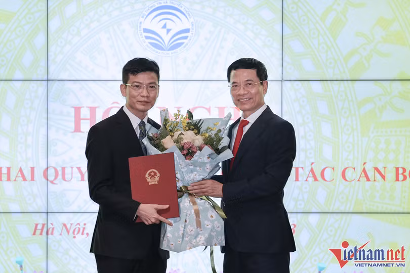 Bộ trưởng Bộ Thông tin và Truyền thông Nguyễn Mạnh Hùng trao quyết định bổ nhiệm chức danh Thư ký Bộ trưởng cho ông Lê Thái Hòa. (Ảnh: Lê Anh Dũng)