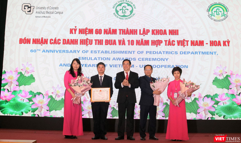 PGS.TS Lương Ngọc Khuê - Cục trưởng Cục Quản lý Khám chữa bệnh (Bộ Y tế) trao Bằng khen của Bộ Y tế cho tập thể lãnh đạo Khoa Nhi vì những thành tích trong chăm sóc sức khỏe nhân dân.