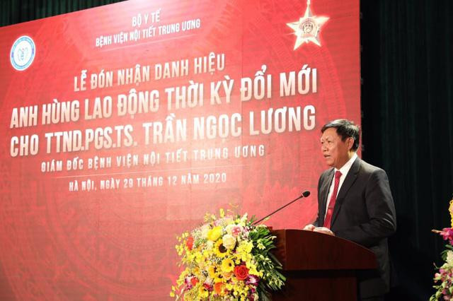 Thứ trưởng Bộ Y tế Đỗ Xuân Tuyên đánh giá cao những đóng góp trong chuyên môn và quản lý của TTND. PGS. TS. Trần Ngọc Lương