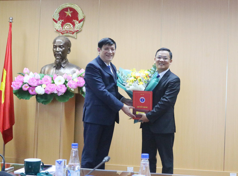 Bộ trưởng Bộ Y tế Nguyễn Thanh Long trao quyết định TS. Vương Ánh Dương là Phó Cục trưởng Cục quản lý Khám, chữa bệnh (ảnh: Lê Hảo)