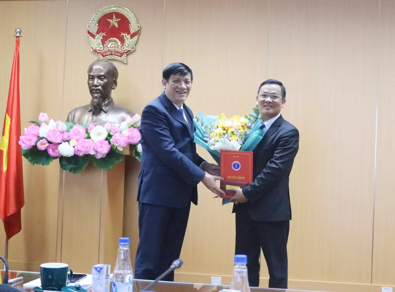 Bộ trưởng Bộ Y tế Nguyễn Thanh Long trao quyết định TS. Vương Ánh Dương là Phó Cục trưởng Cục quản lý Khám, chữa bệnh (ảnh: Lê Hảo)