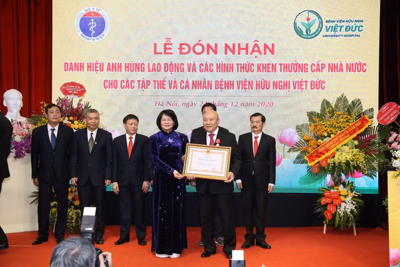 PGS.TS Nguyễn Văn Thạch - nguyên Phó Giám đốc BV Hữu nghị Việt Đức - nhận Huân chương Lao động hạng Nhất