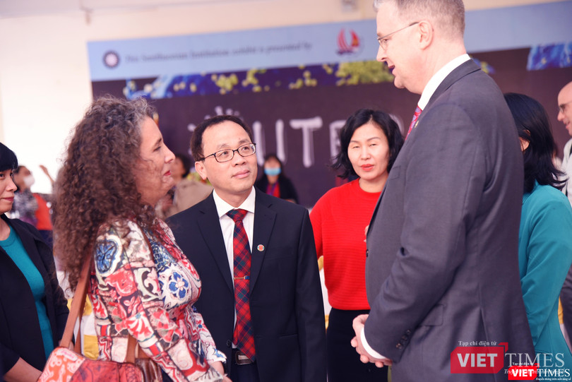 GS. TS. Tạ Thành Văn – Bí thư Đảng ủy, Chủ tịch Hội đồng Trường Đại học Y Hà Nội (người đứng giữa) - trao đổi với các thành viên Đại sứ quán Hoa Kỳ GS. TS. Tạ Thành Văn – Bí thư Đảng ủy, Chủ tịch Hội đồng Trường Đại học Y Hà Nội (người đứng giữa) - trao đổi với các thành viên Đại sứ quán Hoa Kỳ