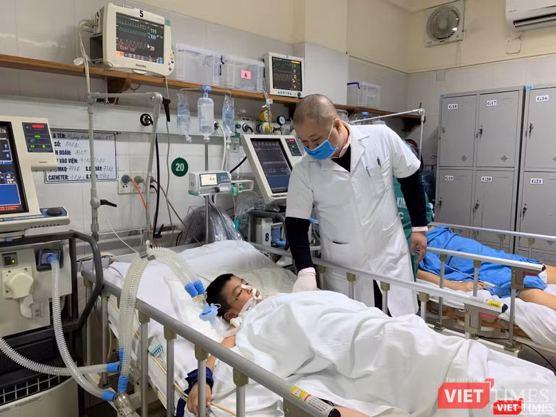 TS. Nguyễn Anh Tuấn - Trưởng khoa Nội Hồi sức thần kinh, Bệnh viện Việt Đức khám cho bệnh nhân đột quỵ đang điều trị tại Bệnh viện TS. Nguyễn Anh Tuấn - Trưởng khoa Nội Hồi sức thần kinh, Bệnh viện Việt Đức khám cho bệnh nhân đột quỵ đang điều trị tại Bệnh viện