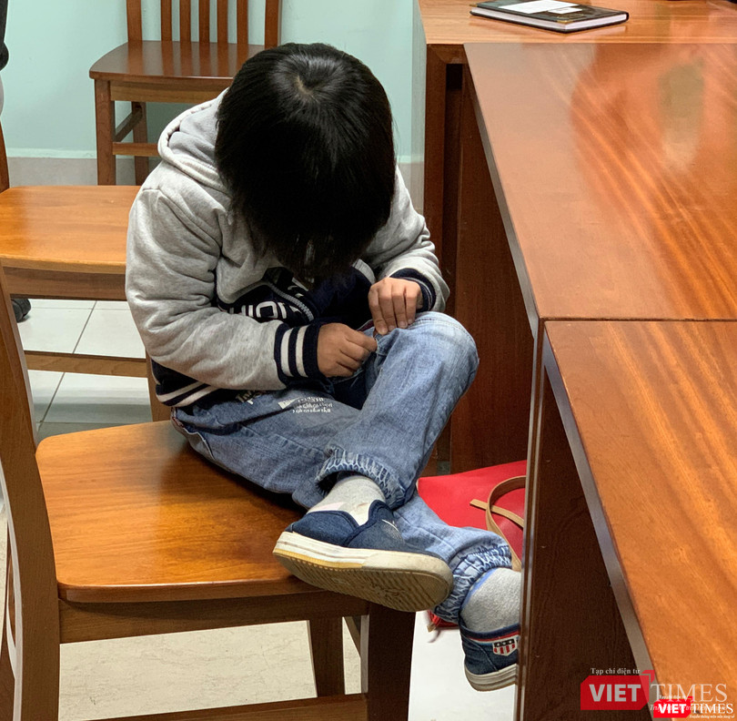 Bé HV 12 tuổi nhưng trông chỉ như trẻ 4-5 tuổi. HV là một trong 400 bệnh nhi đang được điều trị tại Bệnh viện Nhi Trung ương.