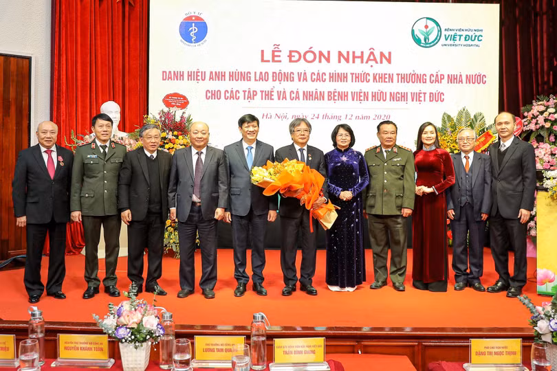 Đại diện các bộ, ngành và lãnh đạo tiền nhiệm của BV chúc mừng GS. Trần Bình Giang