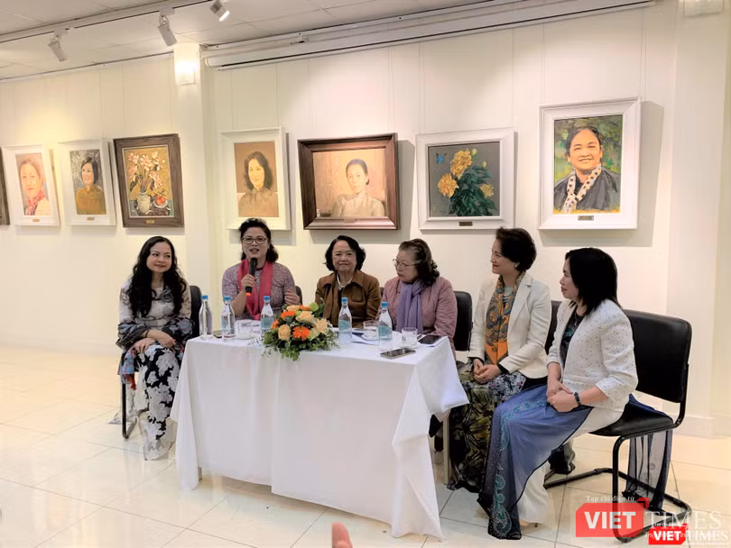 Ths. Lê Thị Khánh Vân (người cầm mic) - Phó Chủ tịch Hội Nữ trí thức Việt Nam, Chi hội trưởng Chi hội Nữ trí thức của Bộ KH&amp;CN kiêm Giám đốc Ứng dụng KH&amp;CN và khởi nghiệp